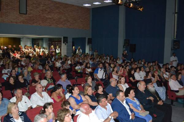 Χειροκροτήθηκαν οι χορωδίες στην Κυπαρισσία