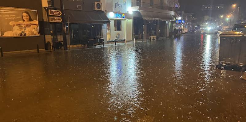 Αριδαία: Οι δρόμοι μετατράπηκαν σε ποτάμια από την ισχυρή καταιγίδα (βίντεο)