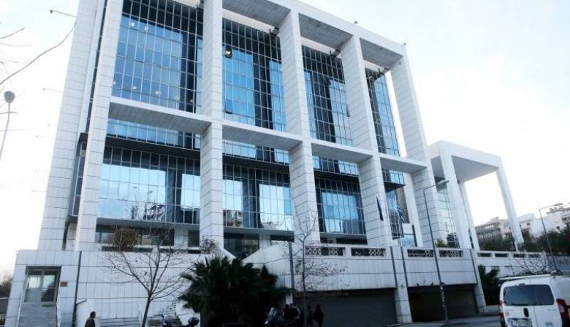 Ανδρας σε αμόκ εισέβαλε με το αυτοκίνητό του στο Εφετείο Αθήνων (βίντεο)