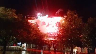 Καλαμάτα: Πανηγυρισμοί στα γραφεία του ΚΚΕ για την εκλογή Κουτουμάνου (βίντεο)