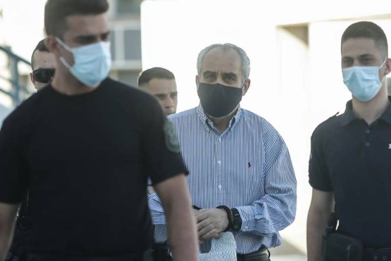 Οκτώ φορές ισόβια, 50 χρόνια φυλακή και 327.000 ευρώ πρόστιμο στον «ψευτογιατρό»