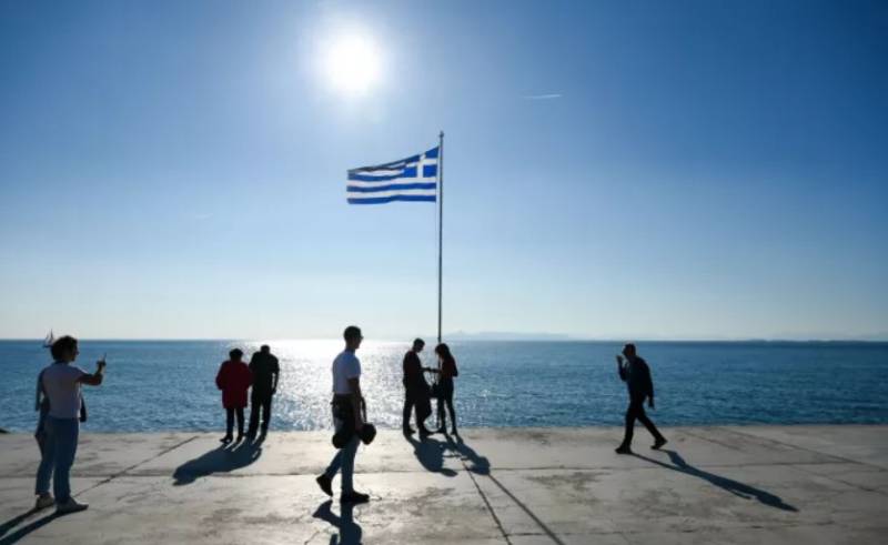 Παρατείνεται η καλοκαιρία στη χώρα μας και τη Μεσόγειο - Πώς σχετίζεται το φαινόμενο με την πρωτοφανή ψυχρή εισβολή στις ΗΠΑ