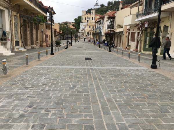 Κολονάκια στα καλντερίμια της Άνω Πόλης Κυπαρισσίας