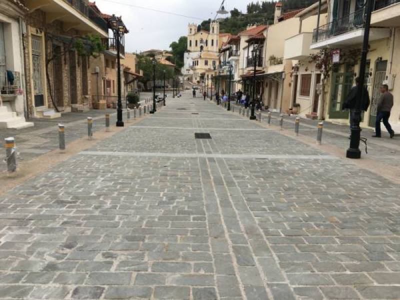 Κολονάκια στα καλντερίμια της Άνω Πόλης Κυπαρισσίας