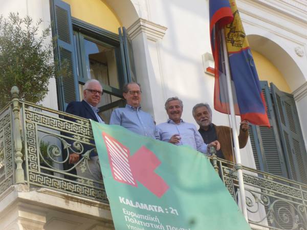 Τους δείχνει τον πεζόδρομο