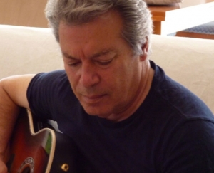 O Tάκης Βούης στην "Ε": "Δεν επιλέγει κανείς να είναι διακριτικός στην τέχνη και ειδικά στο τραγούδι"