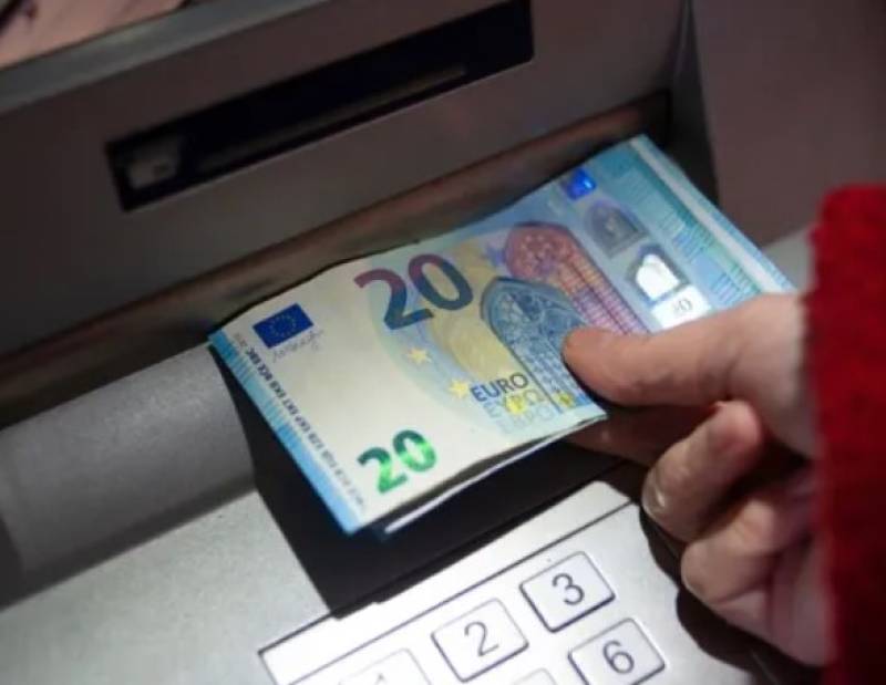 ΑΤΜ τράπεζας έβγαλε πλαστό χαρτονόμισμα των 20 ευρώ (Βίντεο)