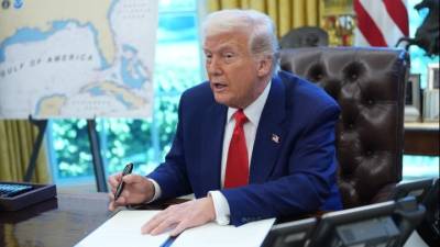 Η Ουάσινγκτον εξαιρεί smartphones και υπολογιστές από τους νέους δασμούς