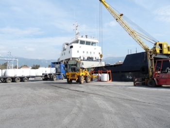 Παιχνίδια με τα απορρίμματα και στο βάθος "Ηλέκτωρ"