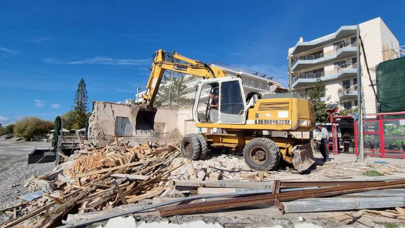 Ο Δήμος Καλαμάτας γκρέμισε οριστικά την παλιά ταβέρνα "Κοιλάκος"