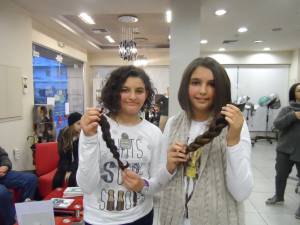 Δωρίζουν τα μαλλιά τους σε παιδιά με καρκίνο και στην Καλαμάτα (βίντεο)