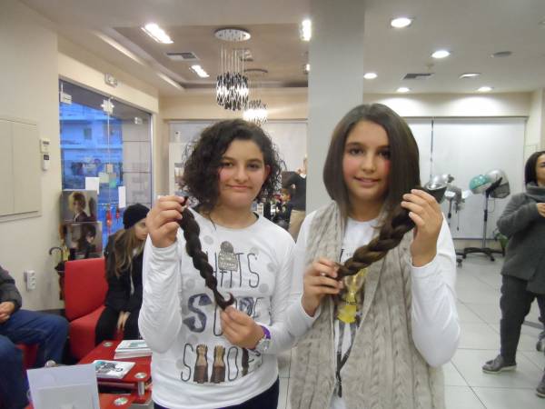 Δωρίζουν τα μαλλιά τους σε παιδιά με καρκίνο και στην Καλαμάτα (βίντεο)