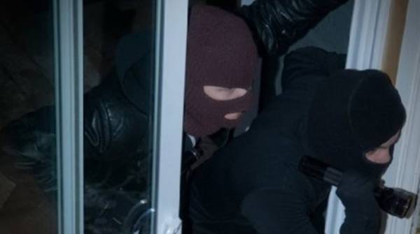 Ένοπλοι κουκουλοφόροι λήστεψαν ηλικιωμένο στη Βαλύρα