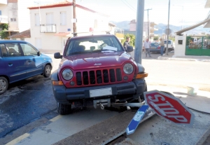 Σύγκρουση τζιπ της Πυροσβεστικής με ταξί - Τραυματίστηκε ο πυροσβέστης