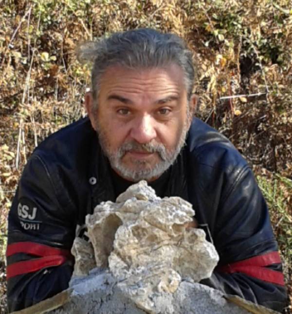 Ο Κώστας Χαλκιάς στην «Ε» για το «Το κλουβί με τις τρελές»