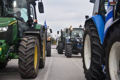 Στα μπλόκα παραμένουν οι αγρότες: Σε αναμονή αποφάσεων για τη συνέχεια των κινητοποιήσεων (βίντεο)