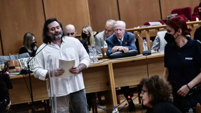 Επεισόδιο Μάγδας Φύσσα - Γιάννη Λαγού στη δίκη της Χρυσής Αυγής - «Μου κάνει ερωτήσεις ο δολοφόνος του παιδιού μου» (βίντεο)