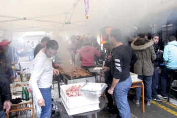 Τσίκνισαν σε όλη τη Μεσσηνία. Φωτογραφίες από τις ψησταριές σε Καλαμάτα, Μεσσήνη και Τριφυλία