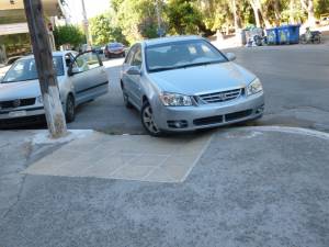 Καθημερινά στην Καλαμάτα: Ασυνείδητοι οδηγοί εμποδίζουν ανάπηρους