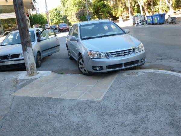 Καθημερινά στην Καλαμάτα: Ασυνείδητοι οδηγοί εμποδίζουν ανάπηρους