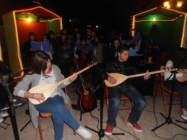 Παραδοσιακά κάλαντα στην αγορά των Φιλιατρών από μαθητές του Βαρθολομιού