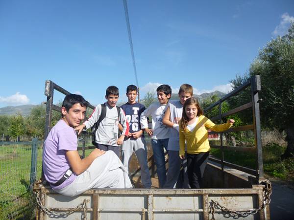 Μαθητές στην καρότσα για να πάνε στο σχολείο