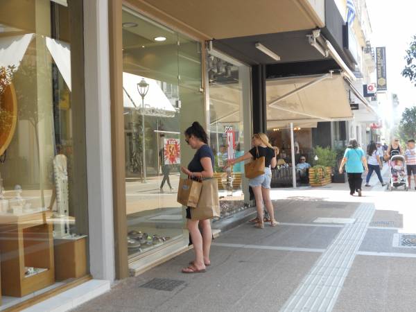 Εκπτώσεις έως και 70% στα εμπορικά καταστήματα της Καλαμάτας