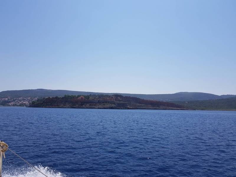 Ακυβέρνητο ιστιοφόρο στον όρμο Ναυαρίνου