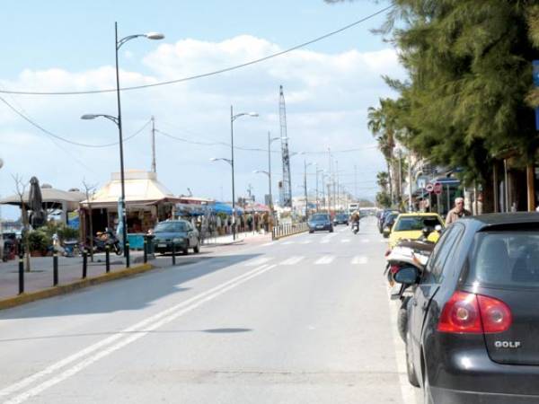 Διάδρομοι ανάμεσα στα τραπεζοκαθίσματα στη Ναυαρίνου