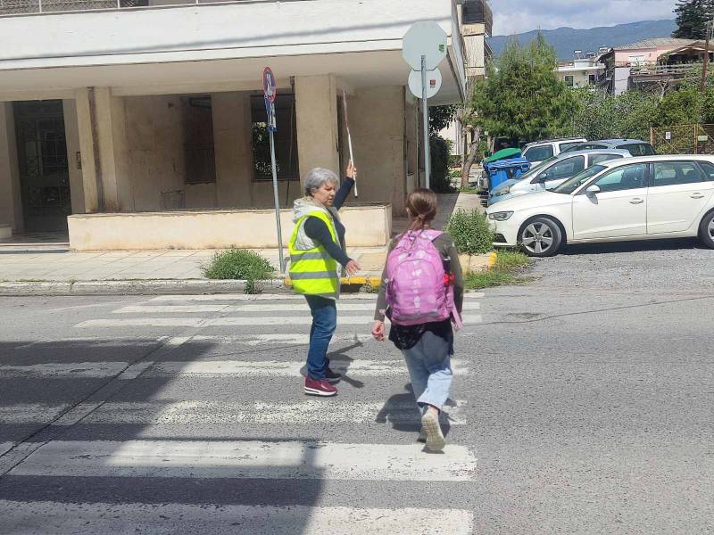 Οι... διπλοθεσίτισσες και η κοροϊδία