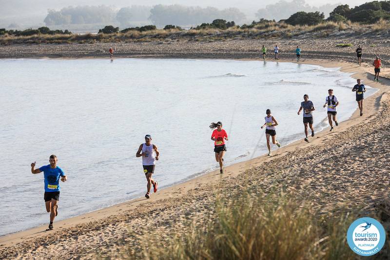 Οι δρομείς του Navarino Challenge διασχίζουν την πανέμορφη παραλία της Βοϊδοκοιλιάς