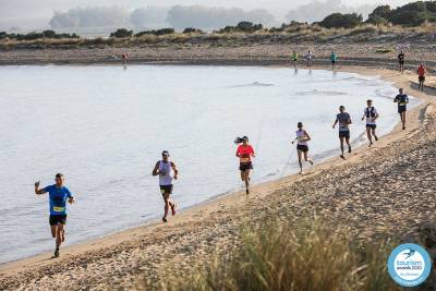 Οι δρομείς του Navarino Challenge διασχίζουν την πανέμορφη παραλία της Βοϊδοκοιλιάς