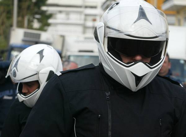 Ανήλικοι πετούσαν πέτρες στην Ιατροπούλου