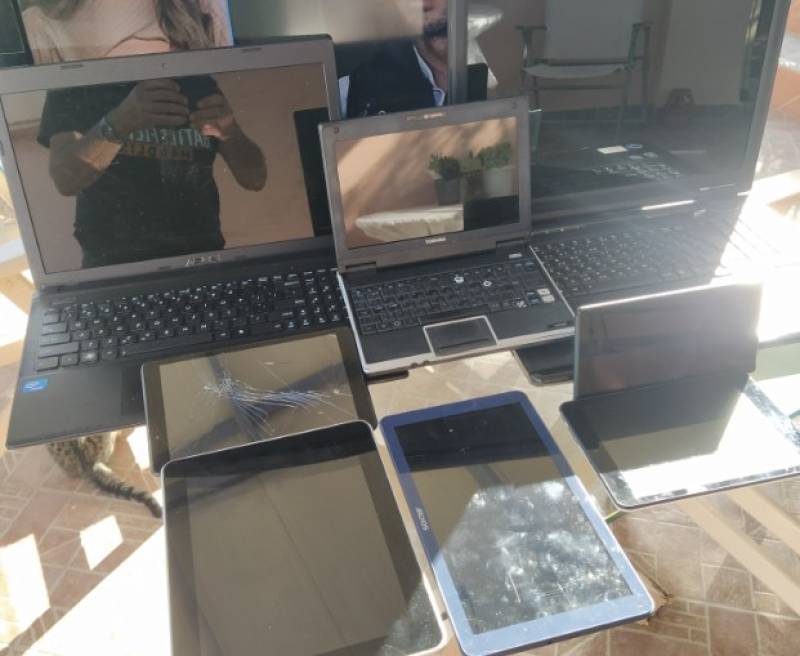 Συνταξιούχος επισκευάζει μικρές ηλεκτρικές συσκευές και τις χαρίζει