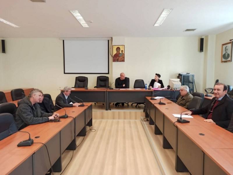 Κυπαρισσία: Δεν αφαιρούνται τα κολονάκια στην Ελευθερίου Βενιζέλου