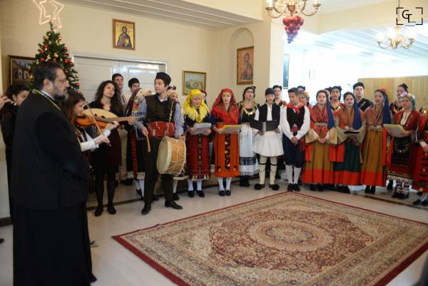 Παραδοσιακά κάλαντα και ευχές στο μητροπολίτη Μεσσηνίας Χρυσόστομο (φωτογραφίες)