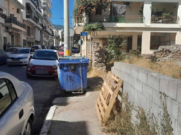 Ανύπαρκτο πεζοδρόμιο