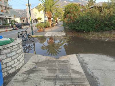 Απροσπέλαστο πεζοδρόμιο στη Ναυαρίνου