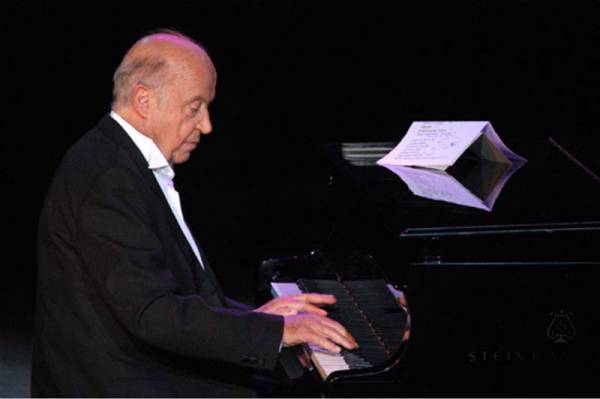 Ο Μίμης Πλέσσας στην Ανω Πόλη Κυπαρισσίας