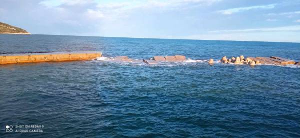 Σοβαρές ζημιές στο λιμάνι του Μαράθου