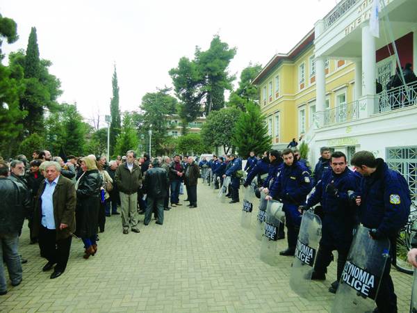 Περιφερειακό Συμβούλιο για σκουπιδοεργοστάσιο: "Ναι" με τα ΜΑΤ