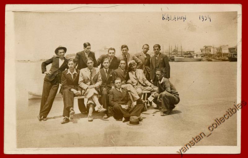 Παρέα στο λιμάνι τη Καλαμάτας δεκαετία του 1930