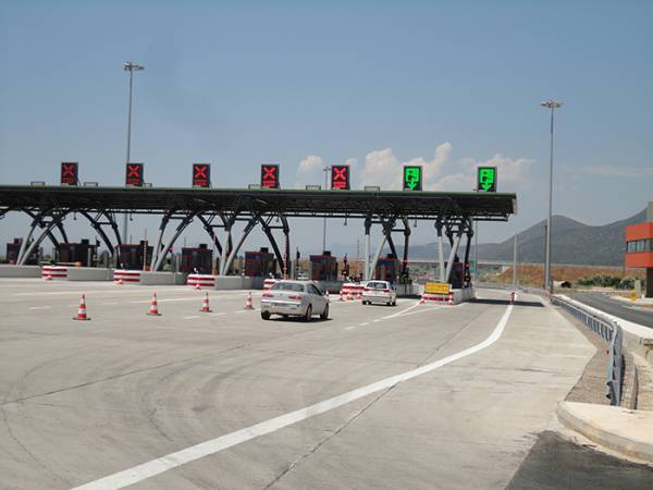 Η κυβέρνηση καλύπτει τα… σπασμένα: Νέο «δώρο» στο Μορέα για μειωμένα διόδια