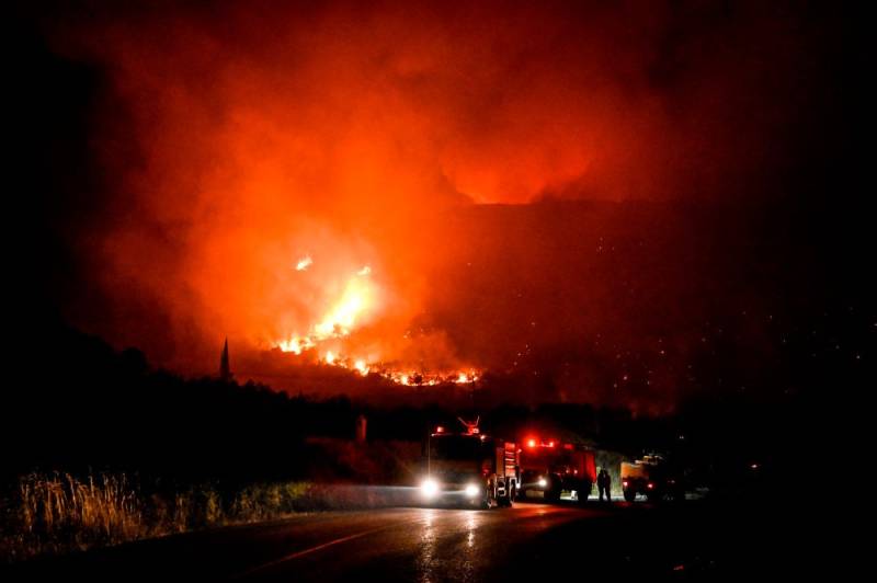 Γιατί καίγεται η μισή Ελλάδα