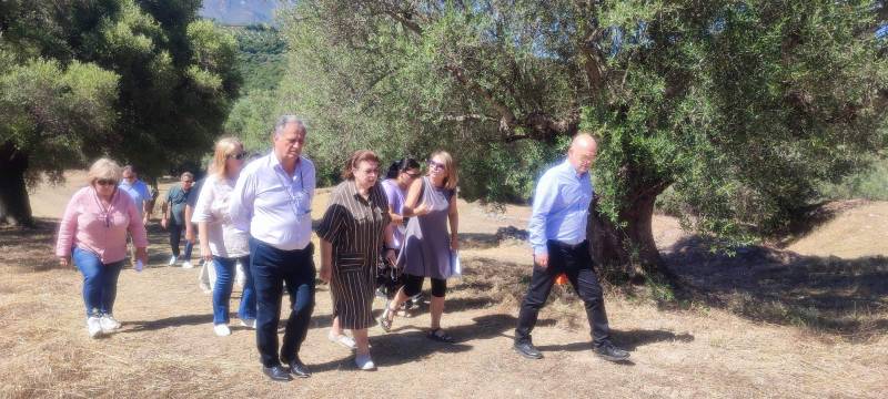 Επίσκεψη της Λίνας Μενδώνη στον αρχαιολογικό χώρο της Περιστεριάς (βίντεο)