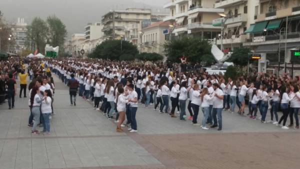 Νέο ρεκόρ Γκίνες στην Καλαμάτα: 740 άτομα χόρεψαν μπατσάτα στην κεντρική πλατεία (βίντεο)