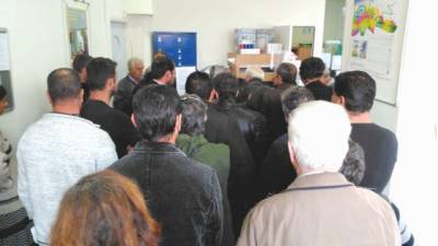 Ουρές για εργόσημα στο Ταχυδρομείο Μεσσήνης
