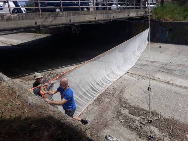 Δίχτυ συγκράτησης φερτών υλικών και απορριμμάτων στο Νέδοντα (βίντεο)