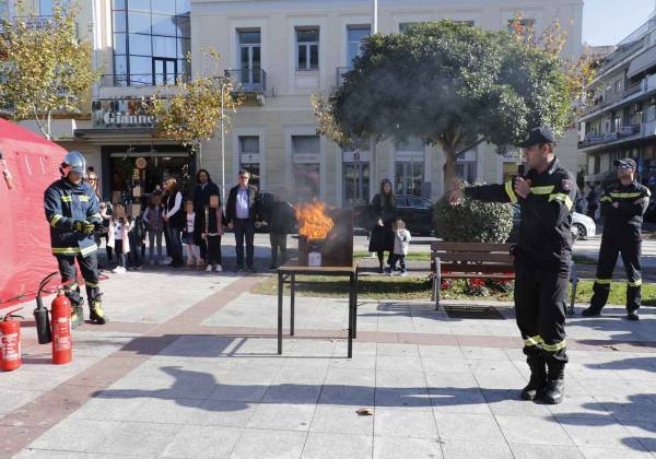 Επίδειξη της Πυροσβεστικής στην πλατεία της Καλαμάτας (βίντεο)