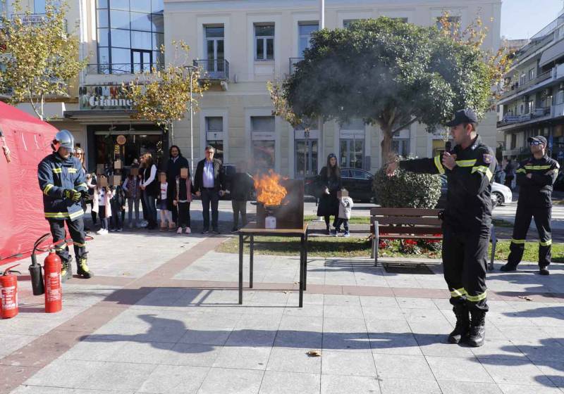 Επίδειξη της Πυροσβεστικής στην πλατεία της Καλαμάτας (βίντεο)